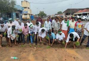 ﻿ கோயம்பேடு வியாபாரிகள் நாற்று நட்டு போராட்டம்