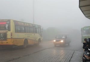 ﻿ கடும் மேகமூட்டத்தால் வாகனங்கள் இயக்க சிரமம் மலை பாதையில் பகலில் ஓர் இரவு