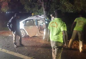 கார் மரத்தில் மோதி விபத்து; மாணவர்கள் 3 பேர் பலி