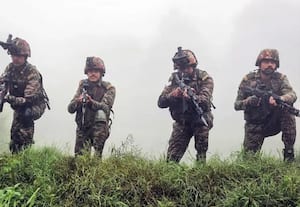 காஷ்மீரில் பாகிஸ்தான் பயங்கரவாதிகள் ஊடுருவல் முயற்சி: பாதுகாப்புப் படையினர் முறியடிப்பு