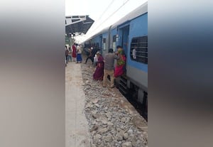 ﻿ நடைமேடை சீரமைப்பு பணியில் காலதாமதம் ரயில் நிலையத்தில் வயதான பயணியர் சிரமம்