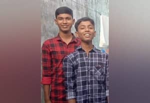 ﻿ நின்ற லாரி மீது பைக் மோதி விபத்து தாய் கண் முன் இரு மகன்களும் பலி