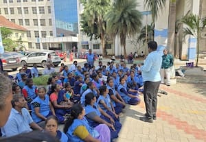 ﻿ போராட்டத்தில் ஈடுபட்டால் மிரட்டுறாங்க :அரசு மருத்துவமனை ஊழியர்கள் தர்ணா