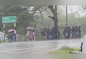 ﻿ பாரதிநகரில் மழையில் நனையும் மாணவிகள்