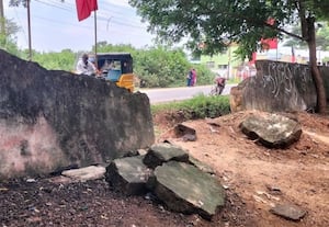 ﻿ அரசு பள்ளி சுற்றுச்சுவர் சேதம் 'குடி'மகன்கள் அட்டூழியம்