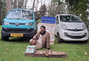 ﻿ காட்டெருமை வேட்டையாட ஊடுருவியவர் கைது; இரு வாகனங்களை பறிமுதல்; நான்கு பேருக்கு 'வலை'