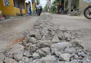 ﻿ சீரமைப்பு பணியால் சேதமான சாலை விபத்தில் சிக்கும் வாகன ஓட்டிகள்