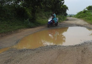 ﻿ தேவதானம் சாலையில் பள்ளம் வாகன ஓட்டிகள் தடுமாற்றம்