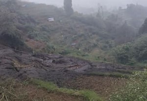 ﻿ பாசன வாய்க்கால் சேதத்தால் விவசாய நிலத்தில் நிலச்சரிவு கண்டுக்காத பொதுப்பணித்துறையால் பாதிப்பு