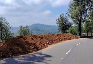 ﻿ ரோட்டோரத்தில் கட்டட கழிவு குவிப்பு; மலைப்பாதையில் திக்திக் பயணம்