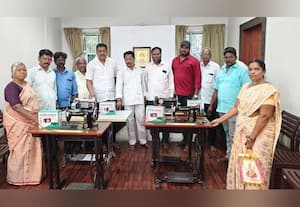 ﻿ பெண்களுக்கு தையல் இயந்திரம் காங்., செயலாளர் வழங்கல்