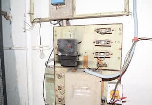 ﻿ மின்கம்பத்தில் தீ; கருகிய மீட்டர்கள்