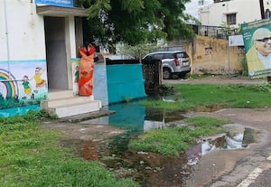 ﻿ அங்கன்வாடி மையத்தை சூழ்ந்த கழிவுநீர்: நோய் பரவும் அபாயம்