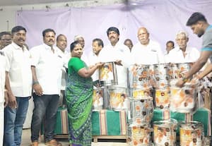 ﻿ பெண்களுக்கு நலத்திட்ட உதவிகள் அ.தி.மு.க., பொருளாளர் வழங்கல்