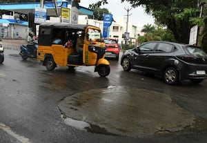 ﻿ஜி.வி.ரெசிடென்சி பாலம் அருகே விபத்து தவிர்க்க ரவுண்டானா சாலைத்தீவு திடல்கள் அவசியம்