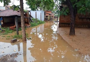 ﻿ தமிழ்பாடியில் வீடுகளை சூழ்ந்த மழை வெள்ளம்