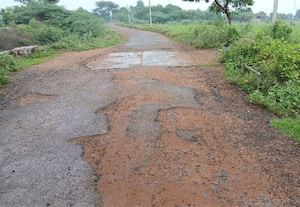 ﻿ ரேஷனுக்காக 2 கி.,மீ., நடக்கும் மக்கள்