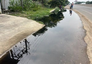 ﻿ சாலையில் ஓடும் கழிவுநீர் ஆறு ஆரம்பாக்கத்தில் தொழிற்சாலை அட்டகாசம்