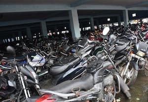 ﻿ டூ வீலர் பார்க்கிங்கில் பெட்ரோல் திருட்டு நடுரோட்டில் தவிக்கும் வாகன ஓட்டிகள்