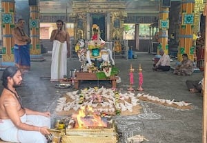 ﻿ கார்த்திகை சோமவார சங்காபி ேஷக பூஜை: பரம்பொருளை வணங்கி பக்தர்கள் பரவசம்