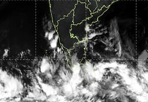 வங்கக்கடலில் உருவாகிறது புயல் சின்னம்; 4 மாவட்டங்களில் இன்று கனமழை பெய்யும்