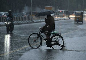 வங்கக்கடலில் 6 மணி நேரத்தில் உருவாகிறது புயல் சின்னம்; மற்றொரு புதிய காற்றழுத்த தாழ்வு