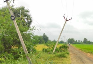 ﻿ வழி நெடுகிலும் சாய்ந்த மின்கம்பம் விவசாயிகள் அச்சம்