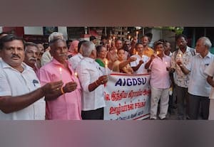 ﻿ மெழுகுவர்த்தி ஏந்தி அஞ்சல் ஊழியர்கள் ஆர்ப்பாட்டம்