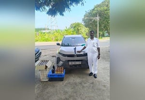 ﻿ மது கடத்திய நபர் கைது  மது பாட்டில்கள் பறிமுதல்