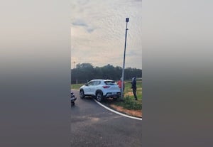 ﻿ ஹெலிப்பேடு மைதானத்தில் தடையை மீறி நுழையும் வாகனங்களால் விபத்து அபாயம் நுழைவு வழிகளில் சிமென்ட் கட்டை எழுப்ப வேண்டும்