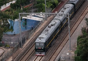 சீனாவில் ரயில் மோதி தொழிலாளர்கள் 11 பேர் உயிரிழப்பு