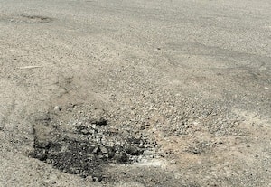 ﻿ நாராயணபுரம் சாலையில் பள்ளம் வாகன ஓட்டிகள் 'திக் திக்'