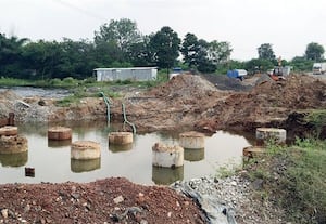 ﻿ கிடப்பில் உயர்மட்ட பாலப்பணி வாகன ஓட்டிகள் கடும் சிரமம்