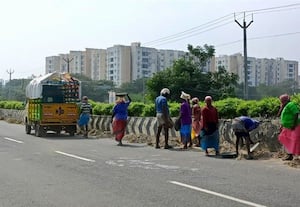 ﻿ திருப்போரூர் - கேளம்பாக்கம் சாலையில் குவிந்துள்ள மண் அகற்றம் திருப்போரூர் - கேளம்பாக்கம் சாலையில் குவிந்த மண் அகற்றம்