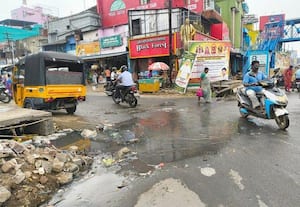 ﻿ கோவிலுக்கு செல்லும் பாதையில் கழிவுநீர் வழிந்தோடுவதால் அவதி