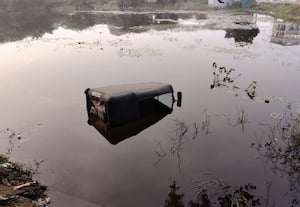 ﻿ குளத்தில் ஆட்டோ 'ஓட்டிய' வாலிபர்