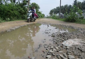 ﻿ ஜல்லி பெயர்ந்த சாலை சீரமைக்க வலியுறுத்தல்