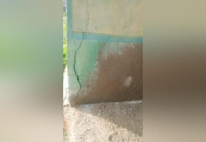 ﻿ ரேஷன் கடை சுவரில் விரிசலால் மழைநீர் கசிந்து பொருட்கள் சேதம்