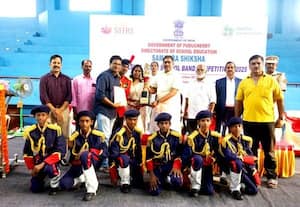 ﻿ பள்ளிகளுக்கு இடையேயான இசைக்குழு போட்டி பரிசளிப்பு