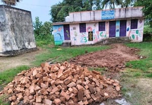 ﻿ அங்கன்வாடி செல்லும் பாதை மண் கொட்டி சீரமைப்பு