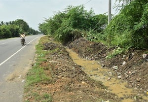 ﻿ நெடுஞ்சாலைத்துறை அலட்சியம் வாய்க்காலை துார்வாராமல் கண்துடைப்பு