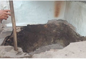 ﻿ வீடுகளில் பள்ளம் கிராமத்தினர் கிலி