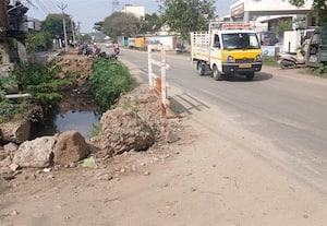 ﻿ கிடப்பில் கால்வாய் பணி: அவதியில் பொதுமக்கள்