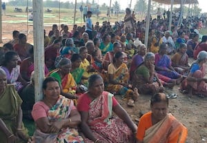 ﻿ 'நல்ல தீர்ப்பு தாங்கய்யா' :பாடல் பாடி நீதிபதிக்கு வேண்டுகோள்