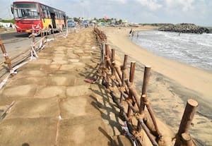 சவுக்கு கட்டை, மணல் மூட்டைகளால் தடுப்புதாக்கு பிடிக்குமா? கடலுக்குள் போகுது எண்ணுார் விரைவு சாலை