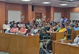 ﻿ போக்குவரத்தை சீரமைக்காமல் அபராதம் வசூலிப்பதில் குறி மாநகராட்சி அலுவலகம் அருகே அபராதம் வசூலிக்க கூடாது போலீசார் மீது ஆவடி மேயர் காட்டம்