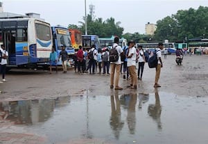 ﻿ பரமக்குடியில் பள்ளிகளுக்கு 'மழை' விடுமுறை: பஸ் ஸ்டாண்டில் தவித்த மாணவர்கள்