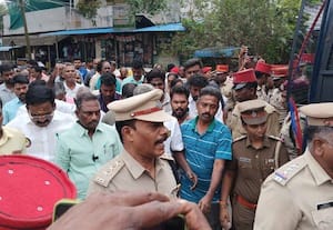 ﻿ செல்லிப்பட்டில் போட்டா போட்டி மறியல்: எம்.எல்.ஏ., மற்றும் கம்யூ., கட்சியினர் கைது