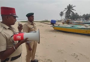 ﻿ டிட்வா புயல் முன்னெச்சரிக்கை கடற்கரையில் போலீஸ் பாதுகாப்பு