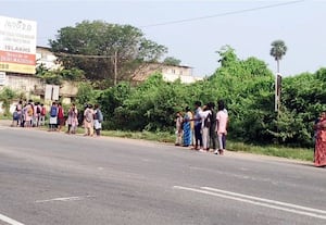 ﻿ நிழற்குடை இல்லாததால் பயணியர் அவதி